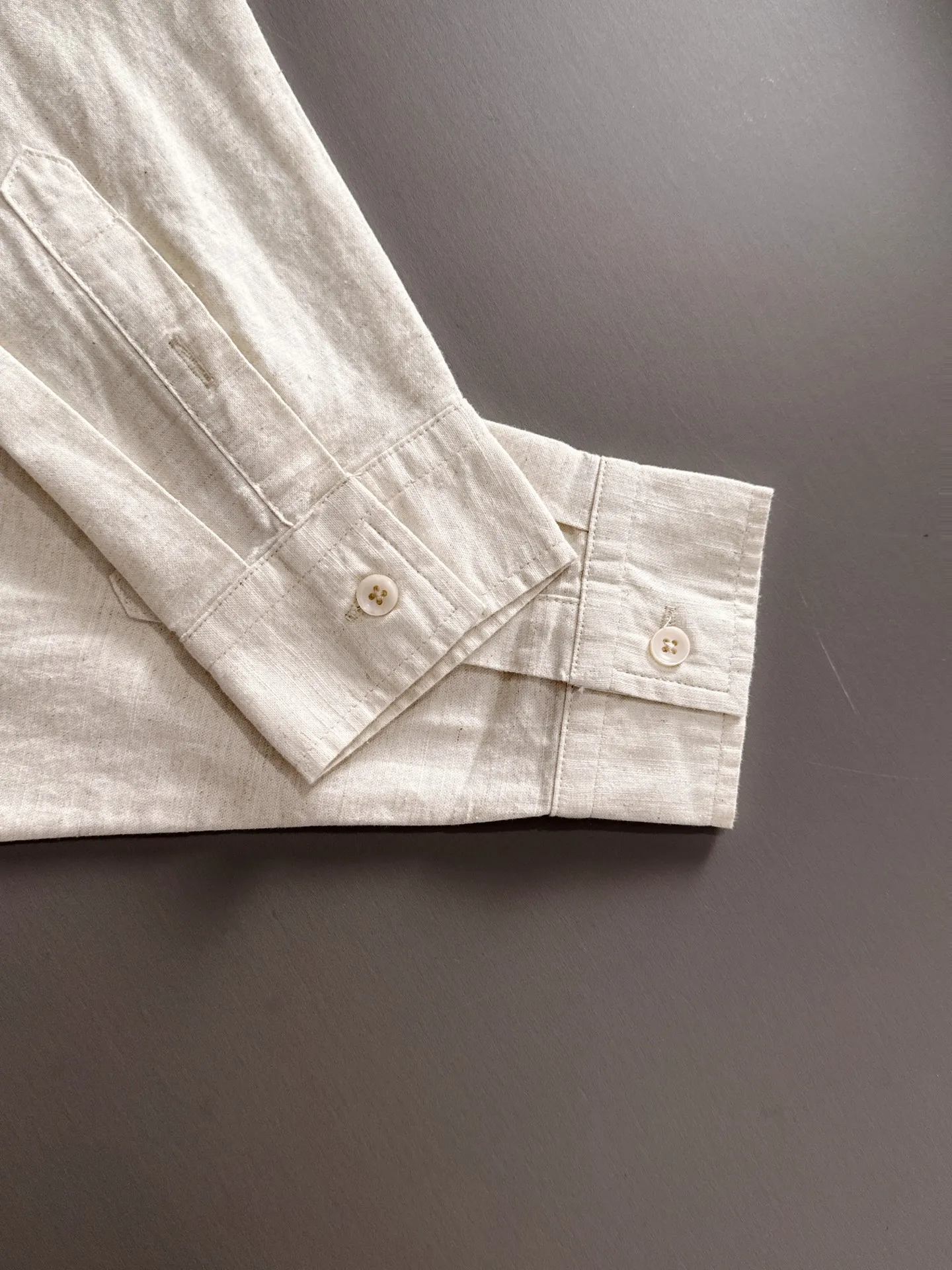 P360 Paul's 2025 new striped shirt, a versatile long-sleeved shirt for business and leisure. After a new style interpretation, with eye-catching earth tones, the fashion trend index of the entire shirt immediately soared! Made of imported 100% poplin cotton material, the light, silky and glossy silk fabric properties bring an unusual high-end visual sense. Needless to say, the upper body comfort is hand-cut. The pattern of the rear horizontal bar is restored, which is the only difference in the market! Technological electrostatic pressure spraying machine. The fluff is attracted by the plant body due to the different electric potential. It accelerates vertically and flies up to the pattern that has been scraped and primed. It is then dried in a high-temperature pipe oven to increase the fastness. The fashionable small pointed collar is paired with a flat-angle hem design, the overall simplicity and ability! Size: M-3XL